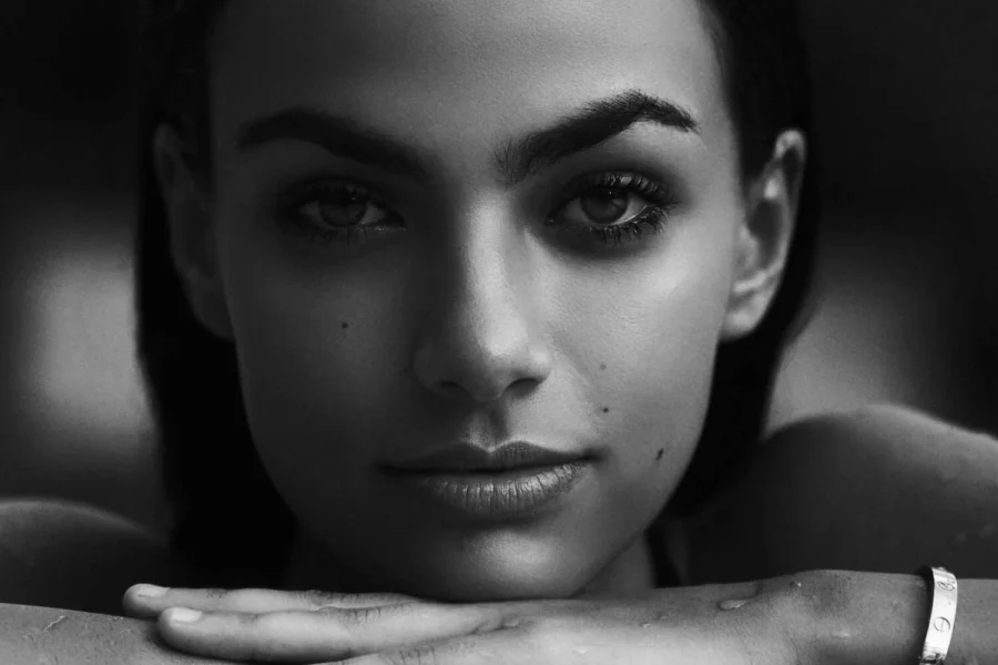 jewellery marketing girl is looking into the camera