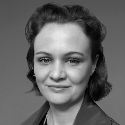 Home 77 Zsuzsi, Senior Graphic & AI Designer at Evolut